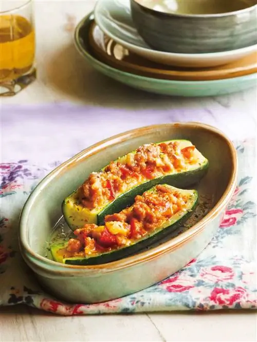 Фаршированные кабачки, запеченные в микроволновке.