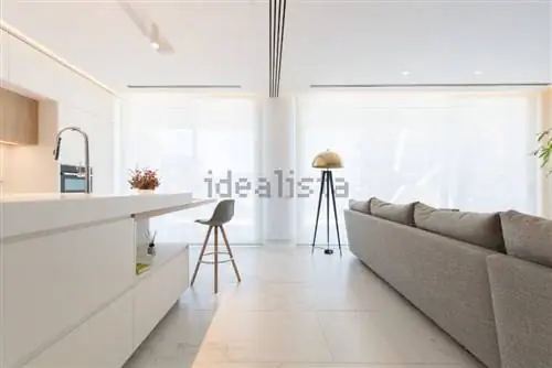 Flat-iker-casillas-in-pozuelo-island лампа и диван