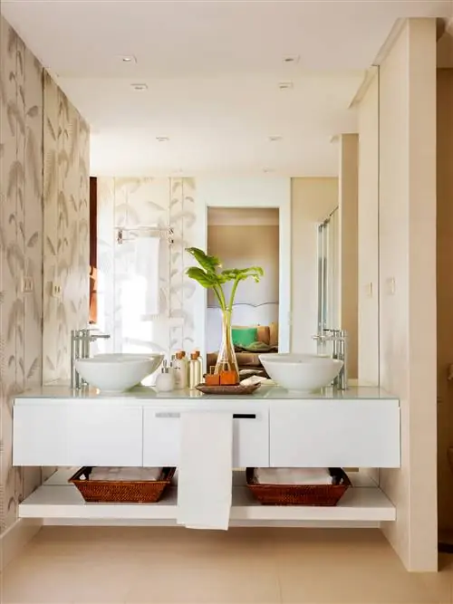 Современная ванная комната с обоями на растительной основе.