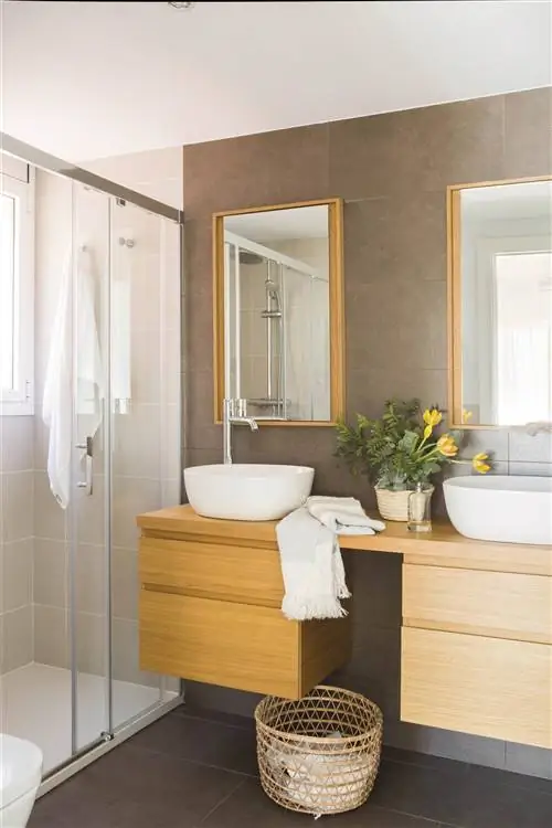 Современная ванная комната с душем и двойной раковиной.