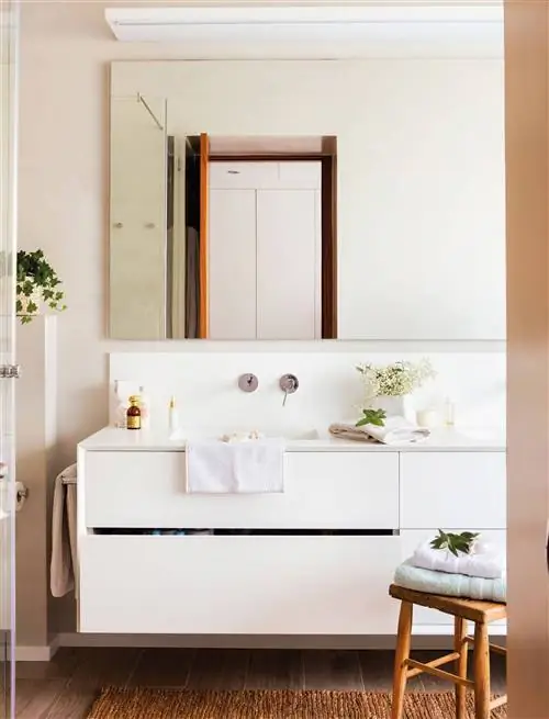 Современная ванная комната с подвесным шкафом для раковины.