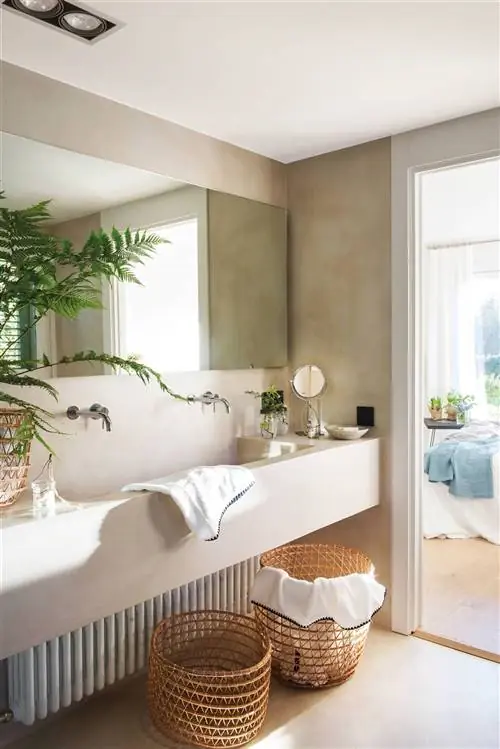 Современная ванная комната с раковиной и столешницей из микроцемента.