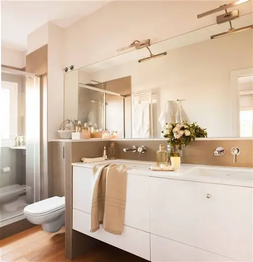 Современная ванная комната с зеркальными бра.