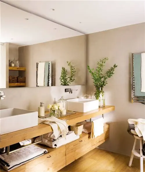 Современная ванная комната с подвесной и открытой деревянной мебелью.