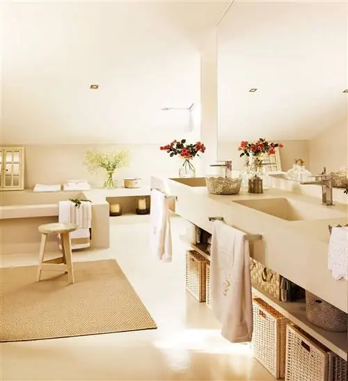 Современная ванная комната с белой рабочей мебелью, подвешенной с корзинами внизу.