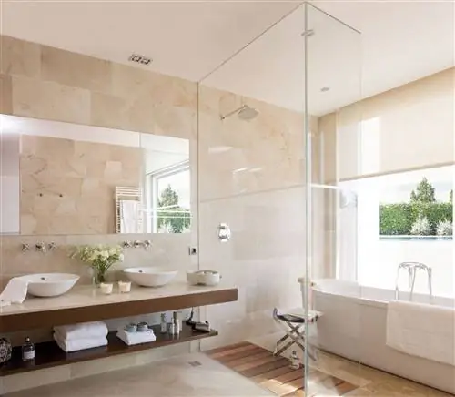 Современная ванная комната, оформленная в кремовых тонах.