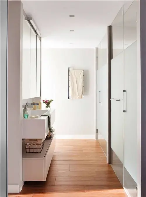 Удлиненная современная ванная комната с кабинками.