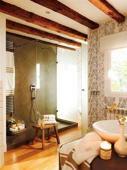 Ванная комната со встроенной душевой кабиной, облицованной микроцементом.