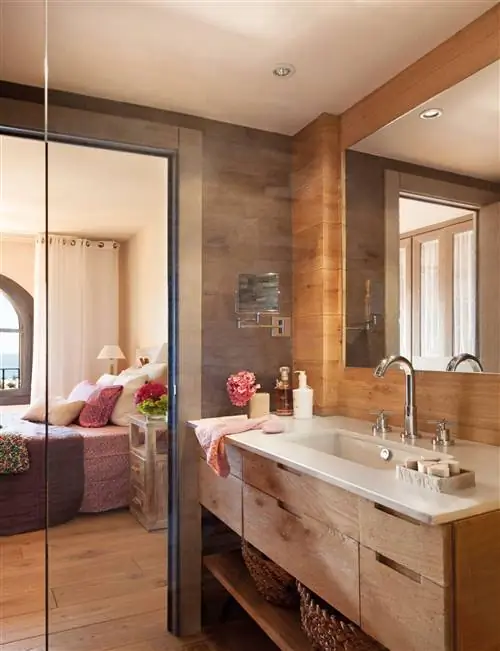 Современная ванная комната, интегрированная в спальню.