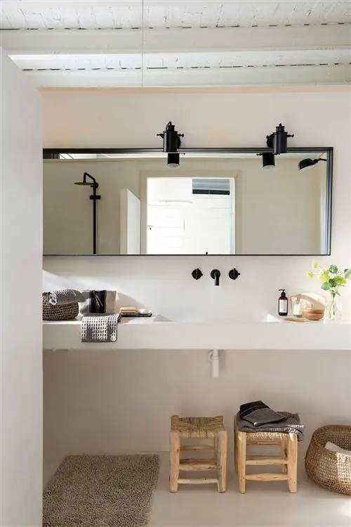 Современная ванная комната с плавающей столешницей.