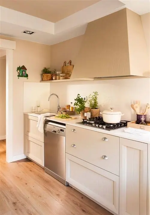 кухня-коричневых цветов-и-паркет-пол-с-посудомоечная машина из нержавеющей стали 426598