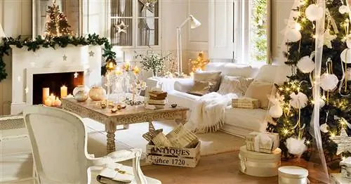 Классический дом, украшенный к Рождеству в белом цвете