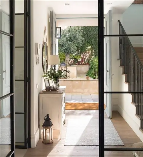 современный зал со стеклянными дверями, круглая зеркальная консоль_00497702 O