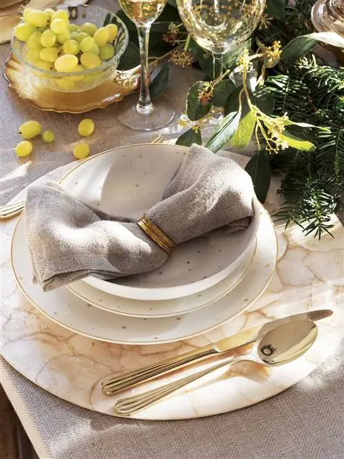 Рождественский стол с белой посудой со звездами.