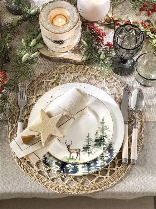 Рождественская посуда с оленями.