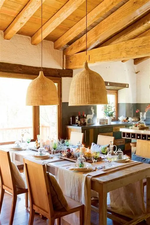 Рождественская столовая с волоконными лампами.