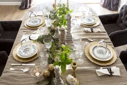 Стол накрыт для вечеринки с рождественским украшением.