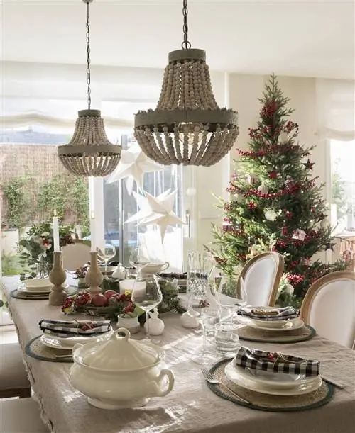 Столовая, украшенная к Рождеству.