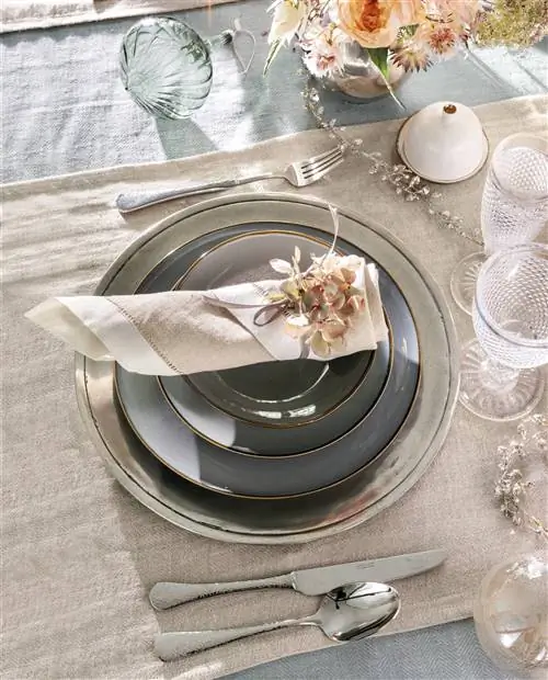 Стол, украшенный к Рождеству синей посудой.