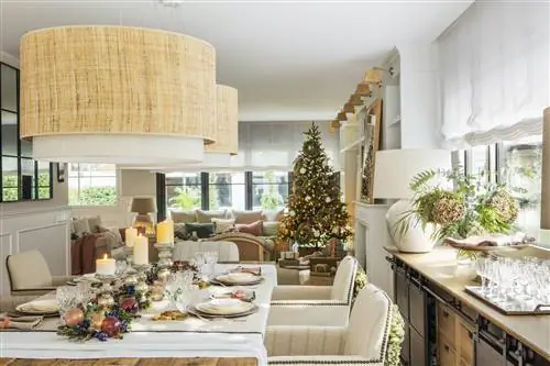 Столовая украшена к Рождеству и открыта для гостиной.