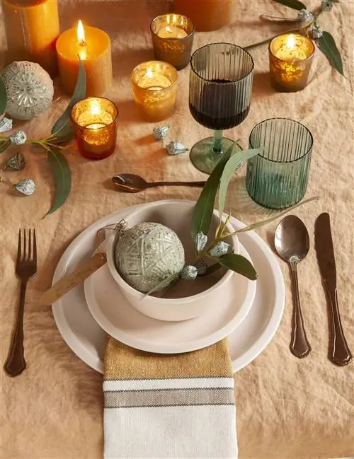 Стол в деревенском стиле, украшенный к Рождеству.