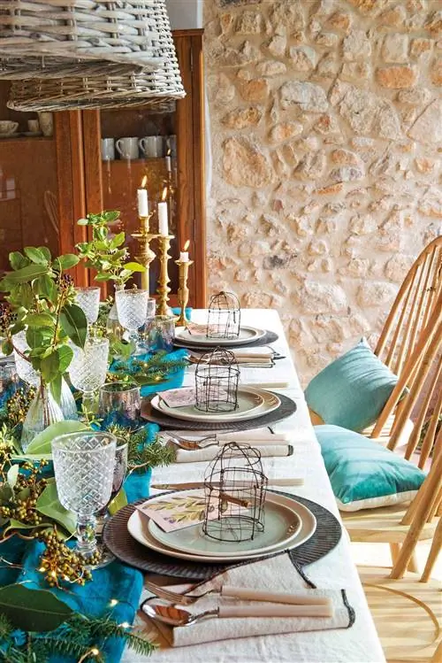 Рождественский стол с текстилем цвета морской волны.