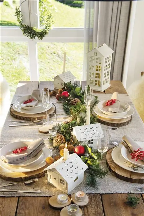 Стол наряженный на Рождество с домиками.
