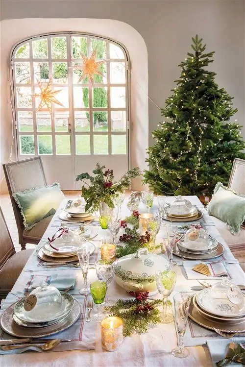 Стол накрыт к Рождеству.