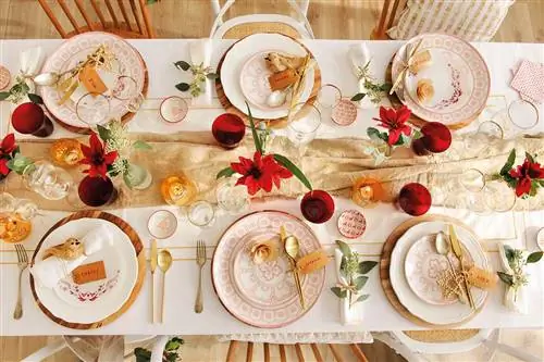 Рождественский стол с разным оформлением блюд.