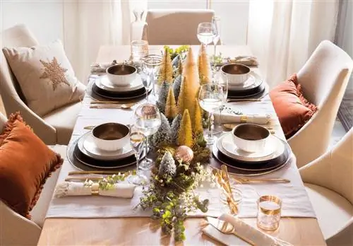 Рождественский стол с черно-белой посудой.