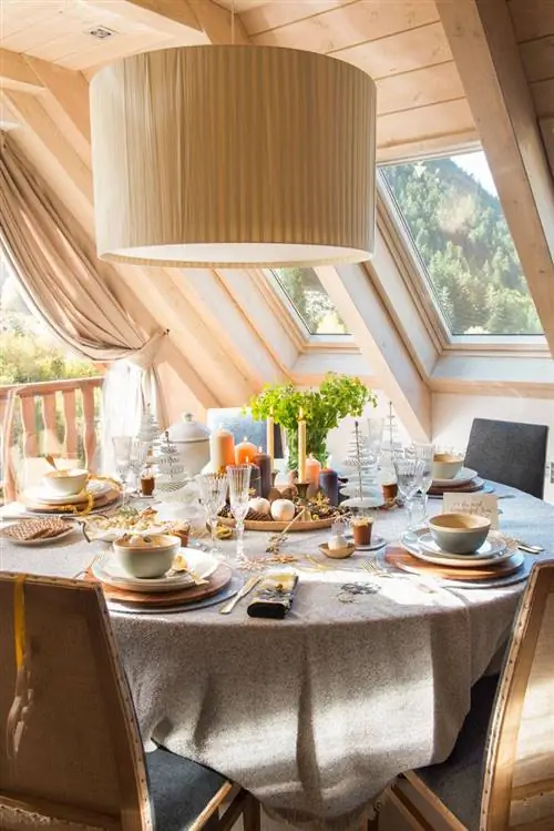 Круглый рождественский стол с большой лампой.