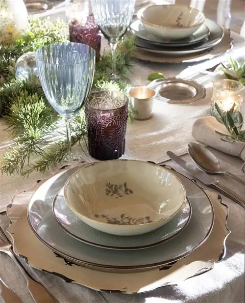 Стол с новогодней посудой.