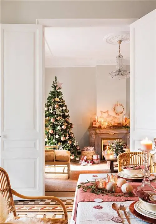 Рождественский стол открыт в гостиной с елкой и камином.