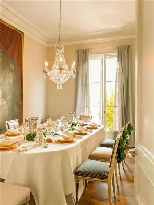Рождественская столовая в классическом стиле.