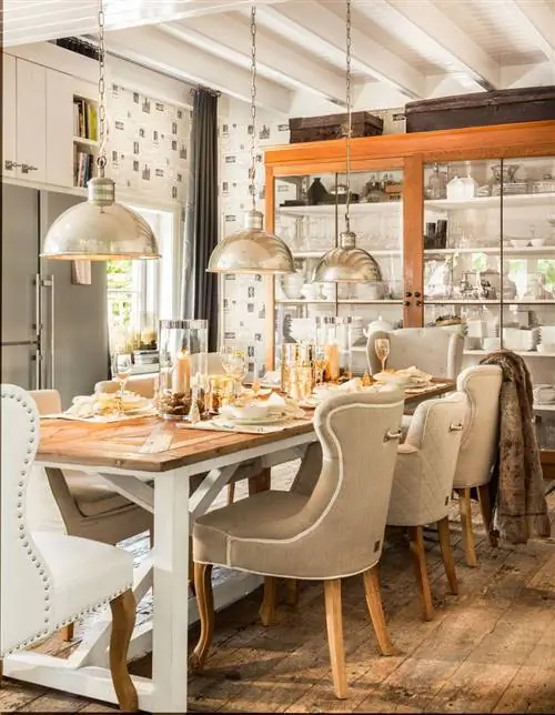 Рождественский стол в индустриальном стиле с мягкими стульями разного дизайна.