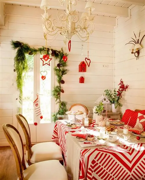 Офис украшен к Рождеству.