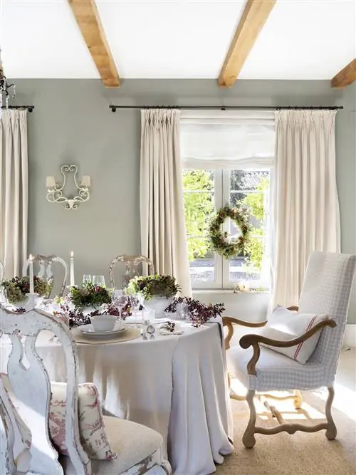 Рождественский стол с белой скатертью.