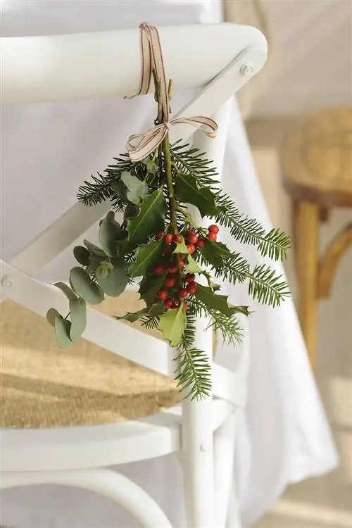 Стул украшен букетом падуба.