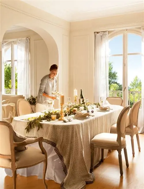 Рождественский стол, накрытый двумя скатертями.