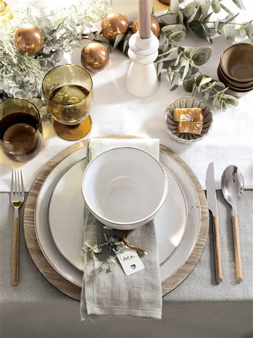 Рождественский стол с белой посудой.
