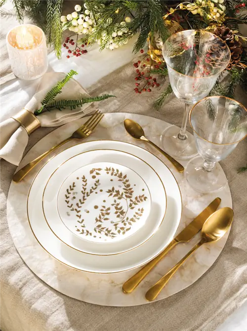 Белая посуда с золотыми деталями.