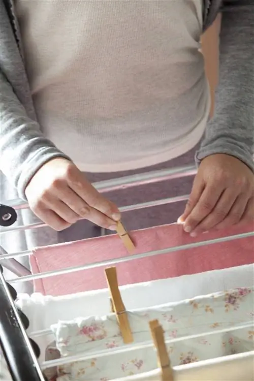 женщина ухаживает 00392873