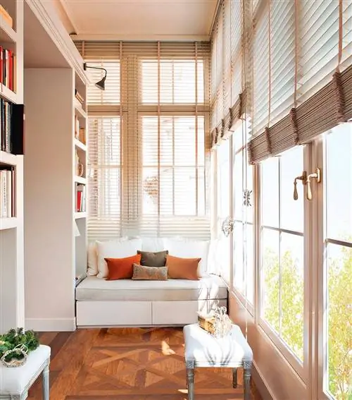 зона для чтения с нестандартной скамейкой в галерее 1129x1280