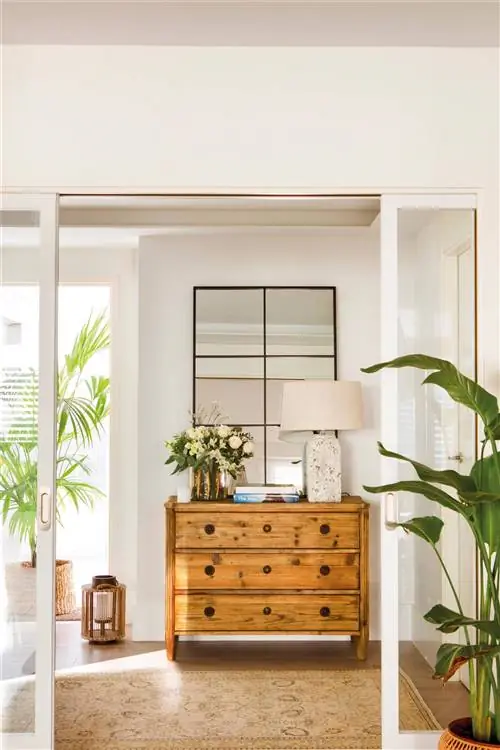 Прихожая с деревянным буфетом и зеркалом наверху 0526361