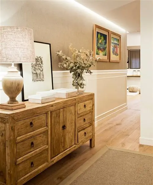 Прихожая с деревянным комодом, обоями, обшивкой и светильниками на 0390683