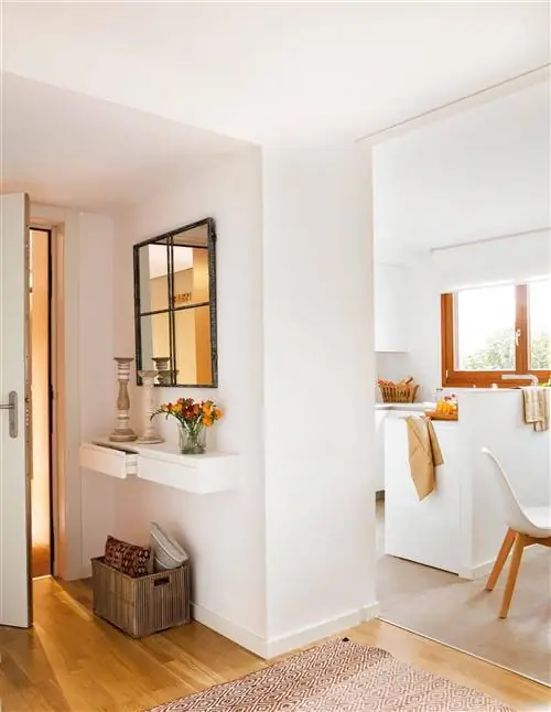 Небольшая прихожая с белой полкой и зеркалом 00474510