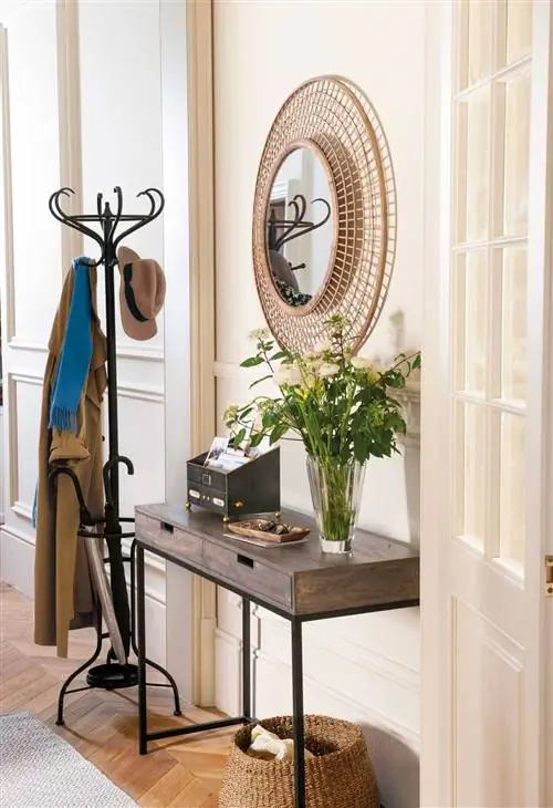 Прихожая с консолью из дерева и металла, зеркалом из натурального волокна, вешалкой и цветами-501576