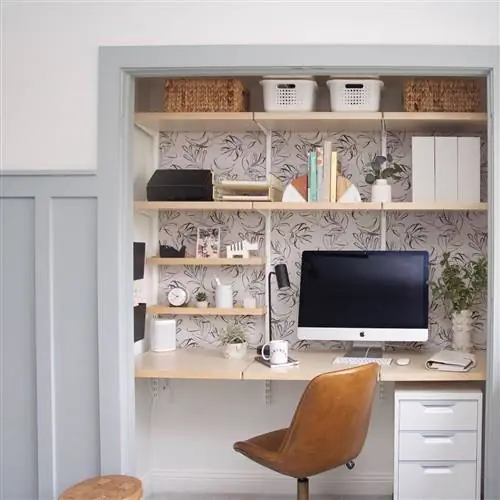 Cloffice, оформленный в виде встроенного шкафа, украшенного обоями, через Pinterest.
