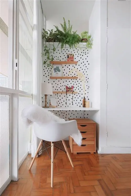 Несовершеннолетний cloffice с обоями в горошек и растениями, через Pinterest