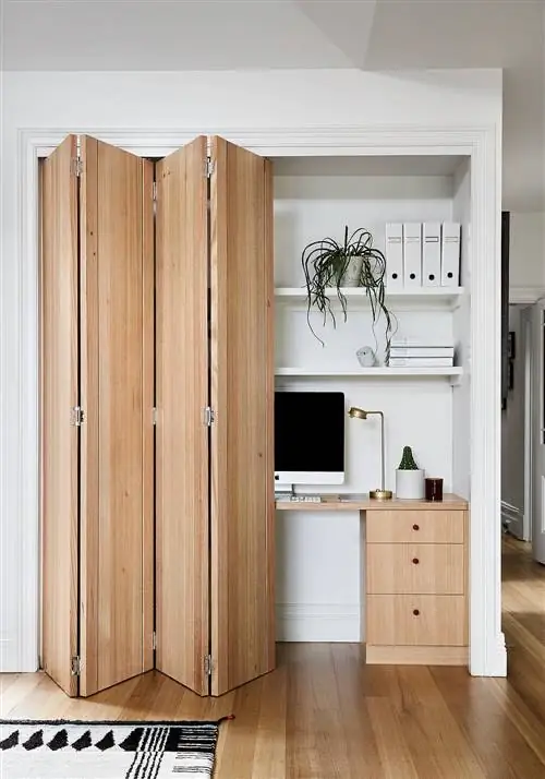 Cloffice с деревянной складной дверью, через Pinterest